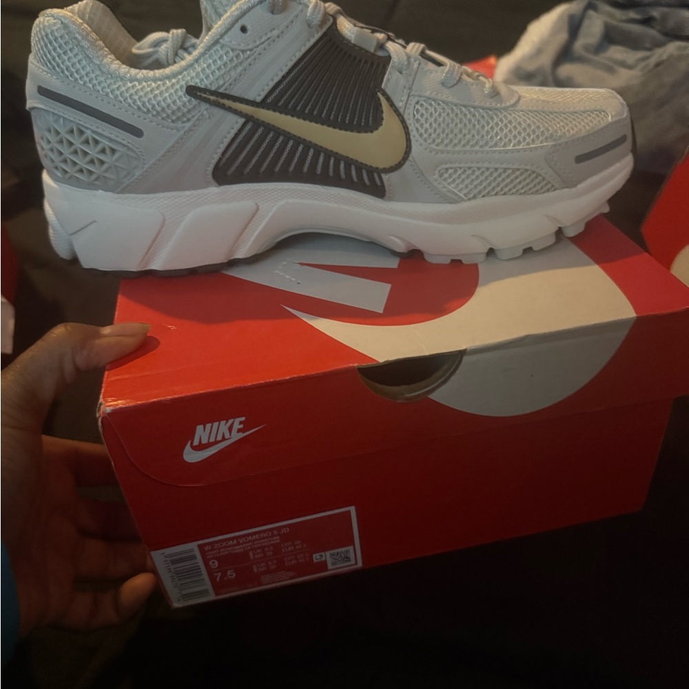 Nike Gray and Gold Sneakers Vomero unisex